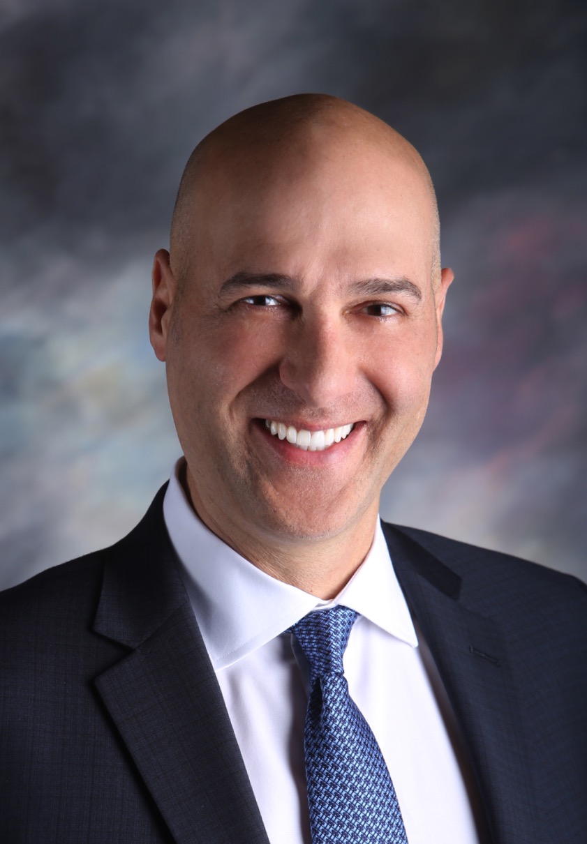 Dr. Ara Nazarian Dr. Nazarian maintains a private practice in Troy, Michigan, with an emphasis on comprehensive and restorative care. He is a Diplomate in the International Congress of Oral Implantol - ogists (ICOI). His articles have been published in many of today’s popular dental publications and is consistently listed as a top dental educator. He has conducted many lectures and hands-on workshops on aesthetic materials and dental implants throughout the Untied States, Europe and Asia.