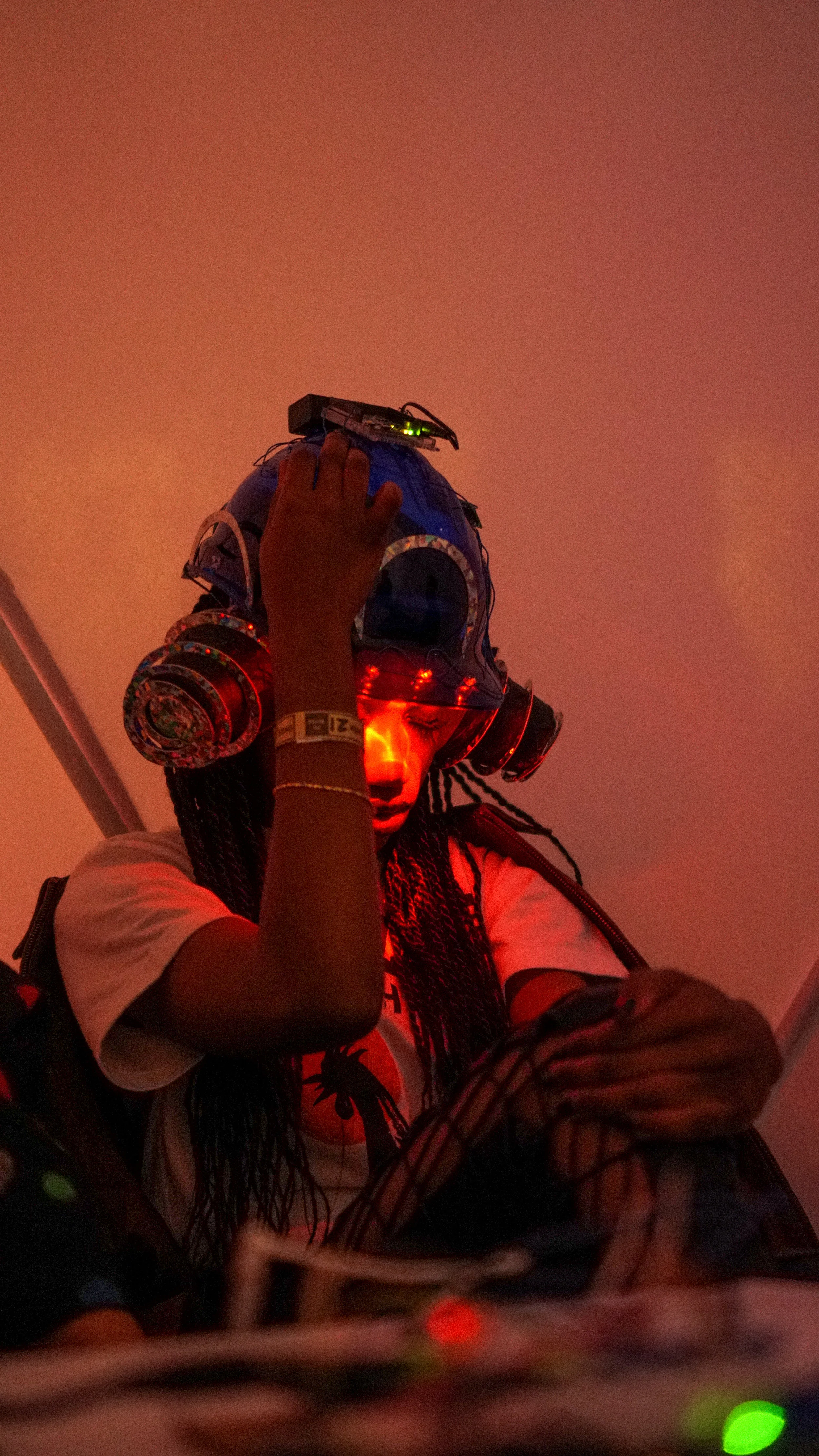  The Cortextual helmet is useful in noisy environments. The audio contraptions lower the overall decibel rate of background noise, while creating a white noise effect, thus helping one relax for mediation.&nbsp; 