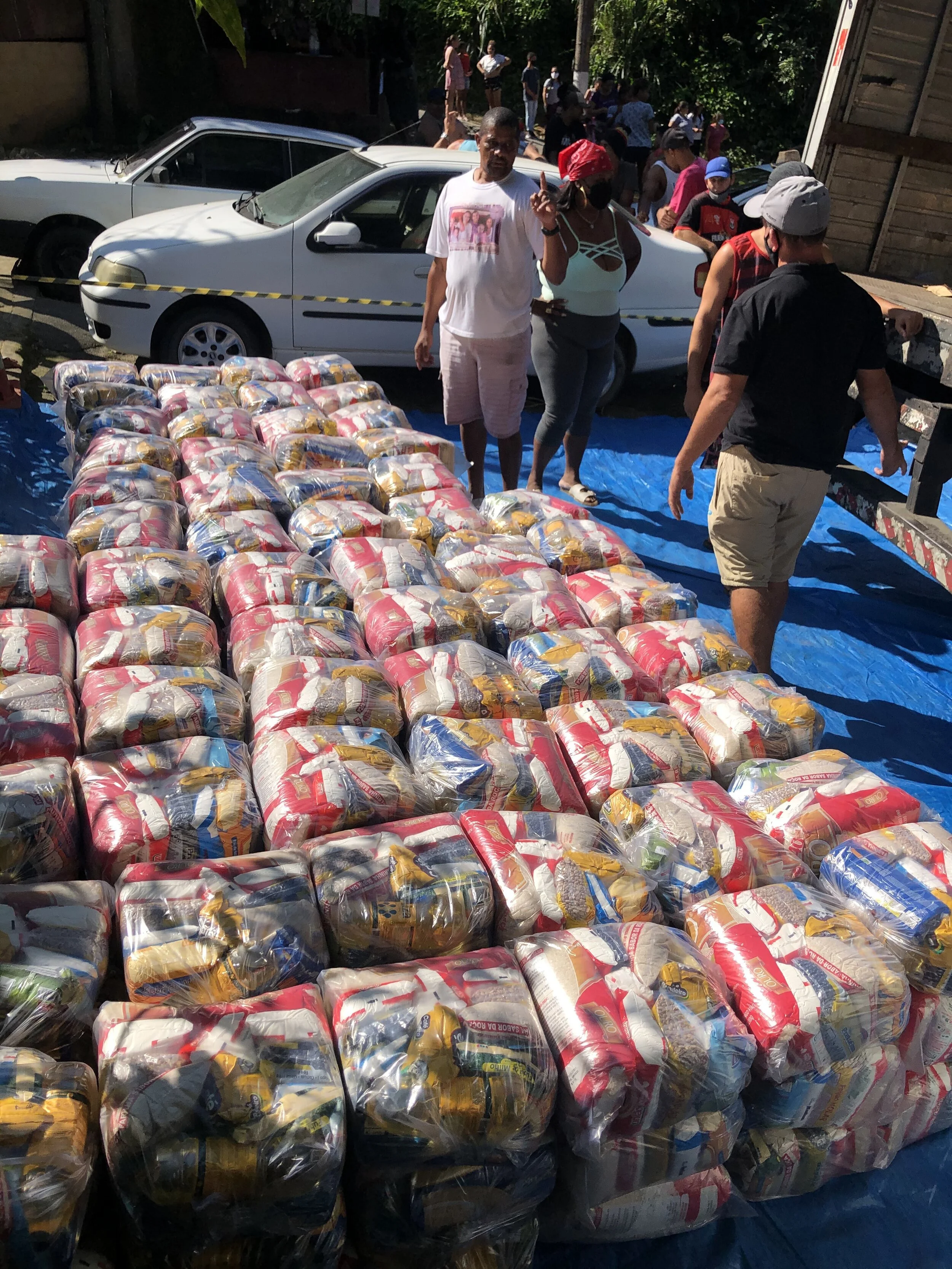Faou Foundation organized a food drive for 185 families near Cunhambebe State Park and commemorated the winter solstice.