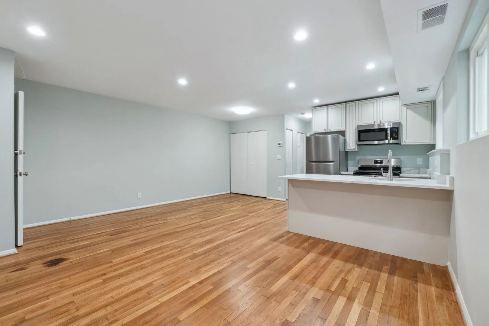 2637 living room 3.jpeg