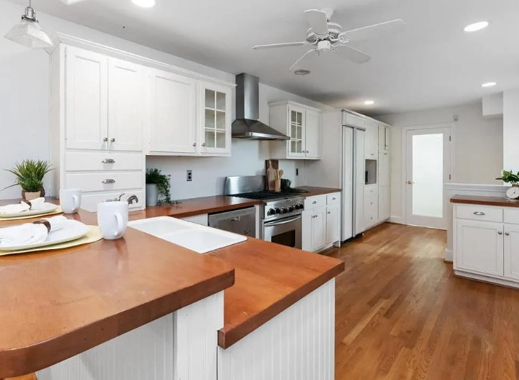 133 E West - rooms available