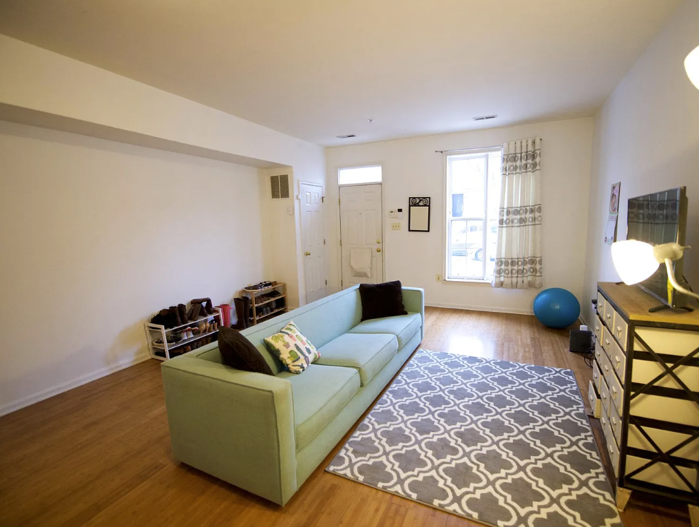 133 W Hamburg - room available