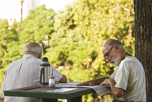 Grab your mate and the diario , and stake out a shady spot in the park. 