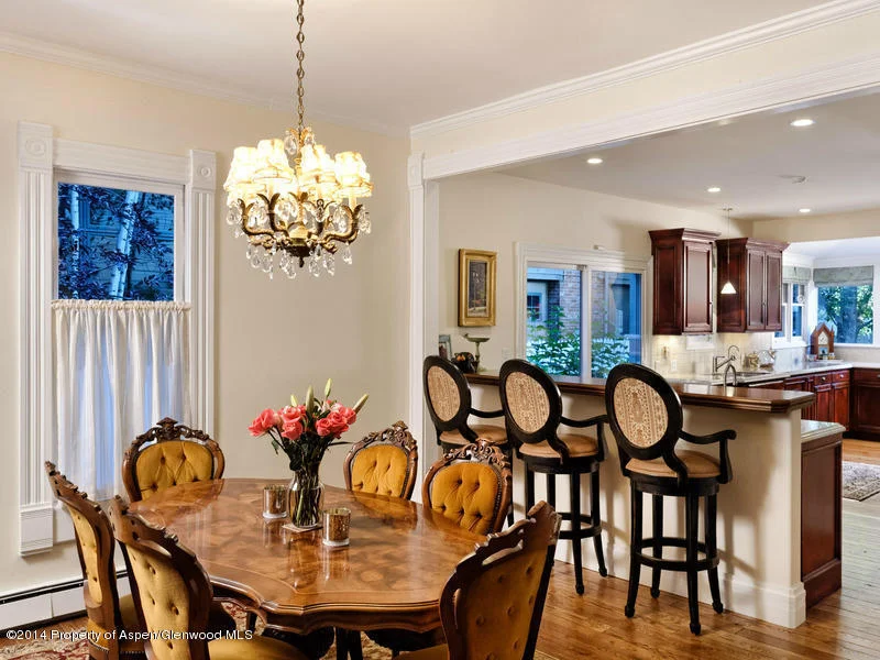 7_0_1042_1r7_1dining_bar_kitchen.jpg