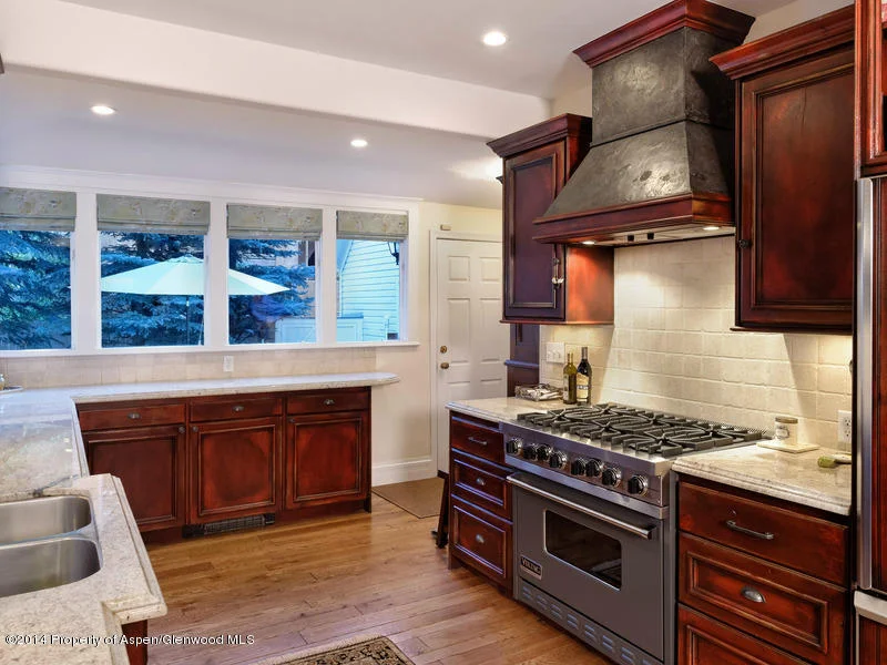9_0_1026_1r13_1kitchen.jpg