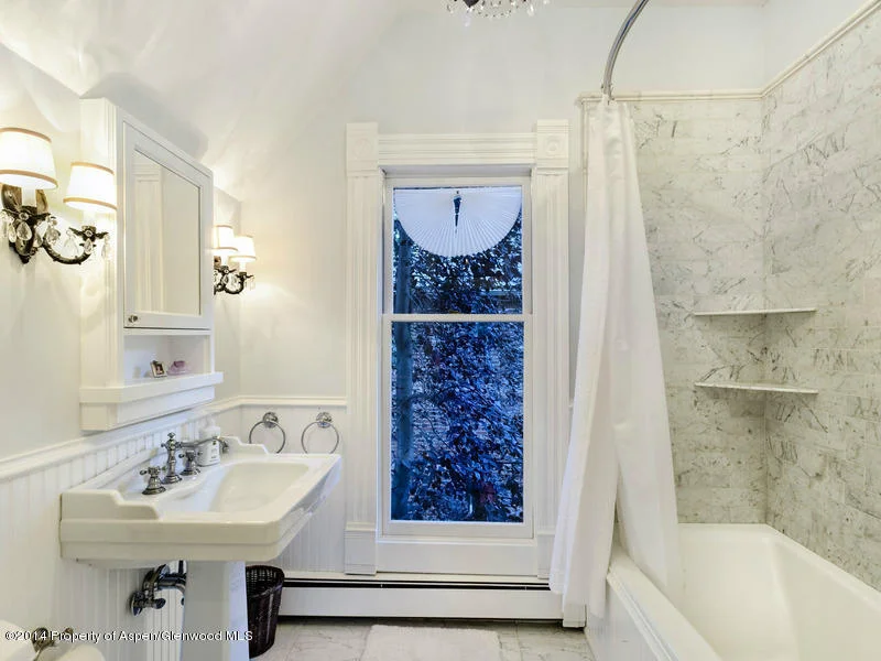 18_0_1029_1r16_1bathroom.jpg