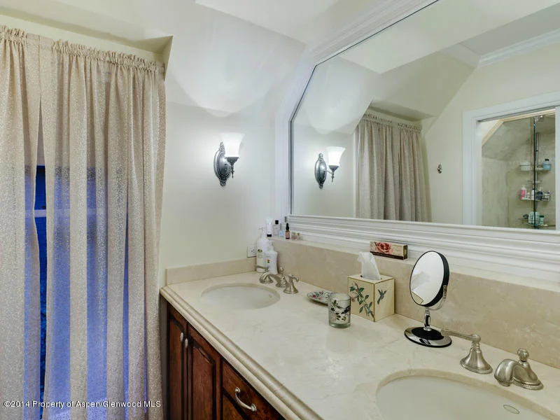 20_0_1031_1r18_1bathroom_2.jpg