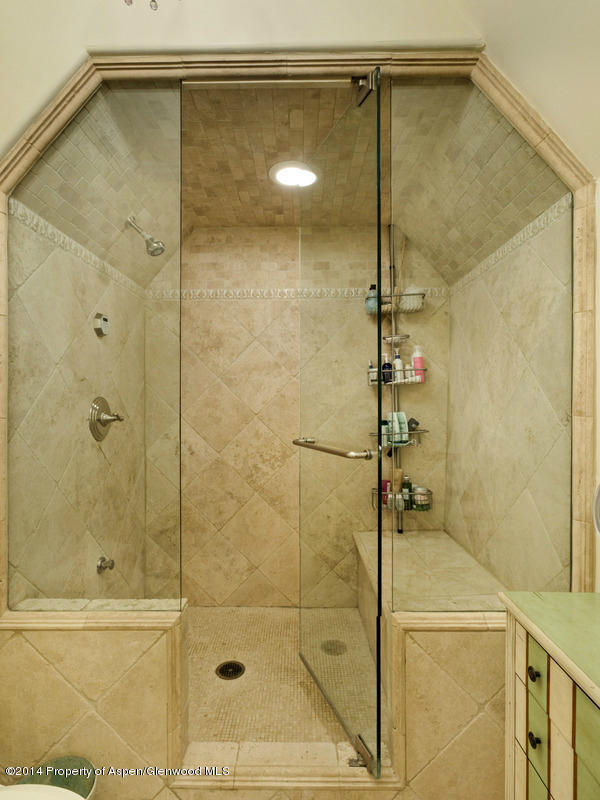 22_0_1034_1r20_1shower.jpg