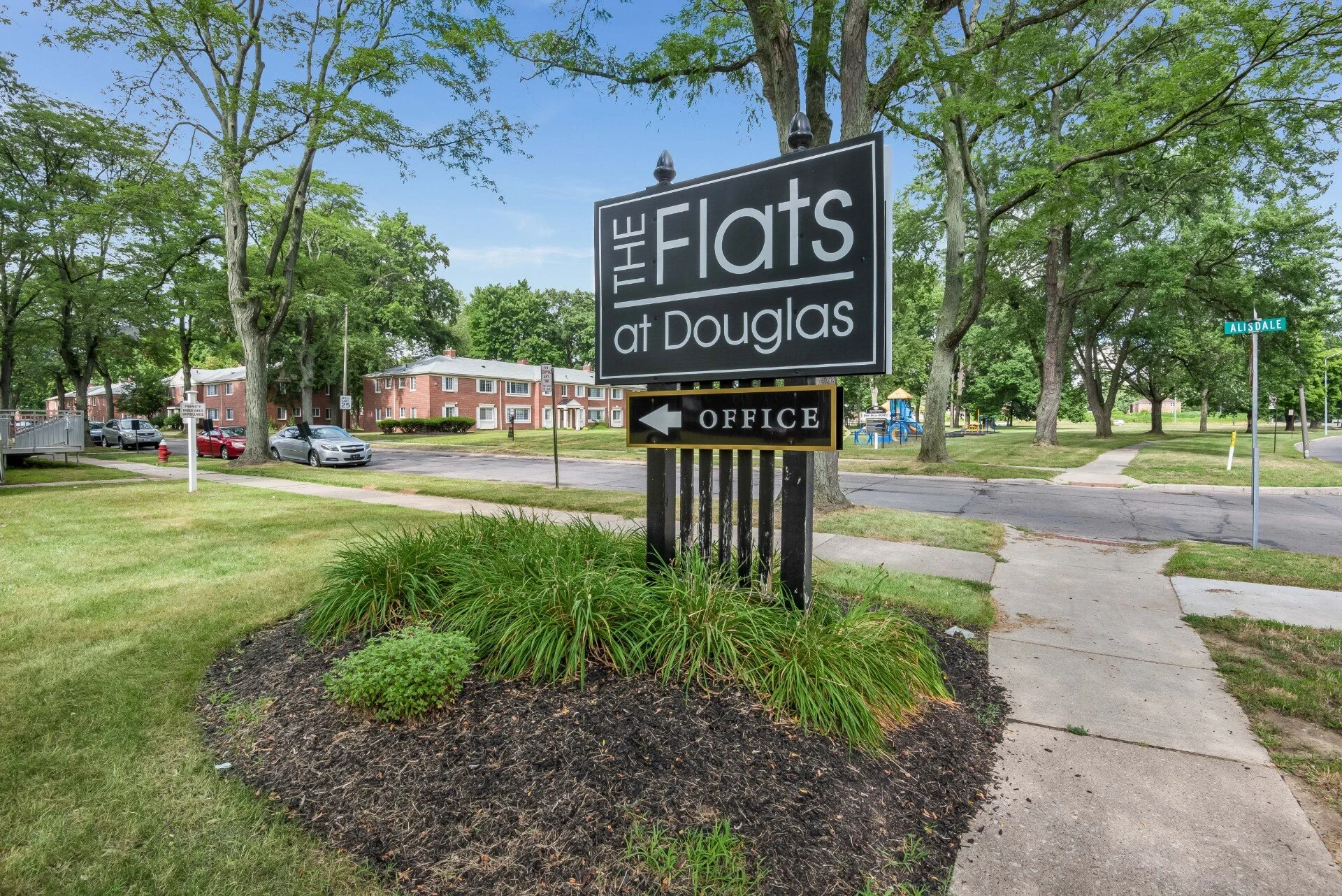09-Property-Sign_The-Flats-At-Douglas_2804-Kenwood-Blvd-Toledo-OH_RPI_PJ-04670_CP_04.jpg