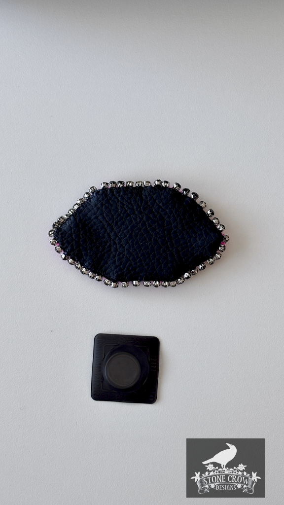 Vamp Lips Brooch-2.png