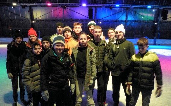 Détente à la patinoire ou à la piscine. 