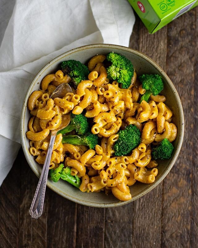 VEGAN mac and cheese by @moderntablemeals. I tried modern table  pasta few years ago before I even became a food blogger. I instantly fell in love with this lentil pasta because the texture and flavor is perfect. Super grateful to #partner with moder