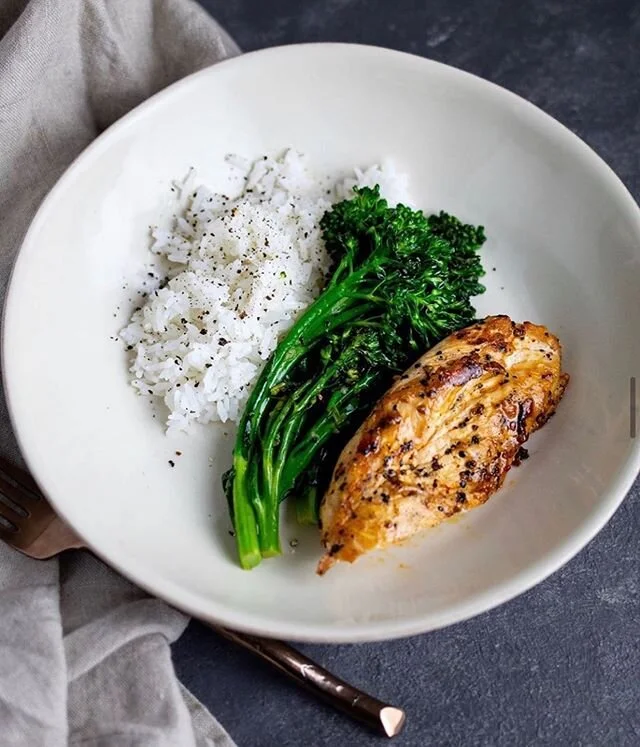 Simplicity at its best. These are my favorite types of meals. Baked chicken, broccolini and rice. The only thing I would add is a little hot sauce 🔥. Happy Friday y&rsquo;all. .
.
.
.
.

#thefeedfeed #beautifulcuisines #goodmoodfood #saveurmag #myco
