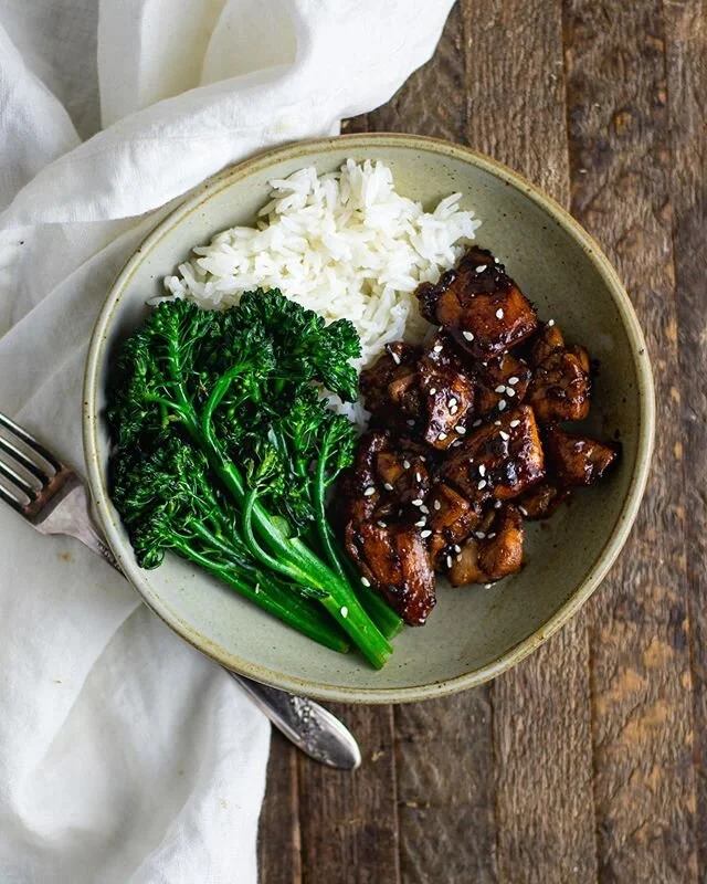 Teriyaki Chicken. Marinated for a a whole day for that extra flavor. Paired with some basmati rice and broccolini. Very typical of me but also very good. Recipe will be on the blog next week. .
.
.
.
.

#feedfeed #beautifulcuisines #goodmoodfood #sav