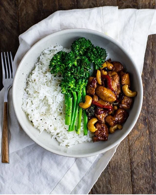 Cashew chicken with broccolini &amp; rice. The cashew chicken recipe is one of my favorite recipes on the blog. Head over to my website to check it out ✨
.
.
.
.

#feedfeed #foods4thought  #goodmoodfood #saveurmag #foodblogeats #thenewhealthy #hautec