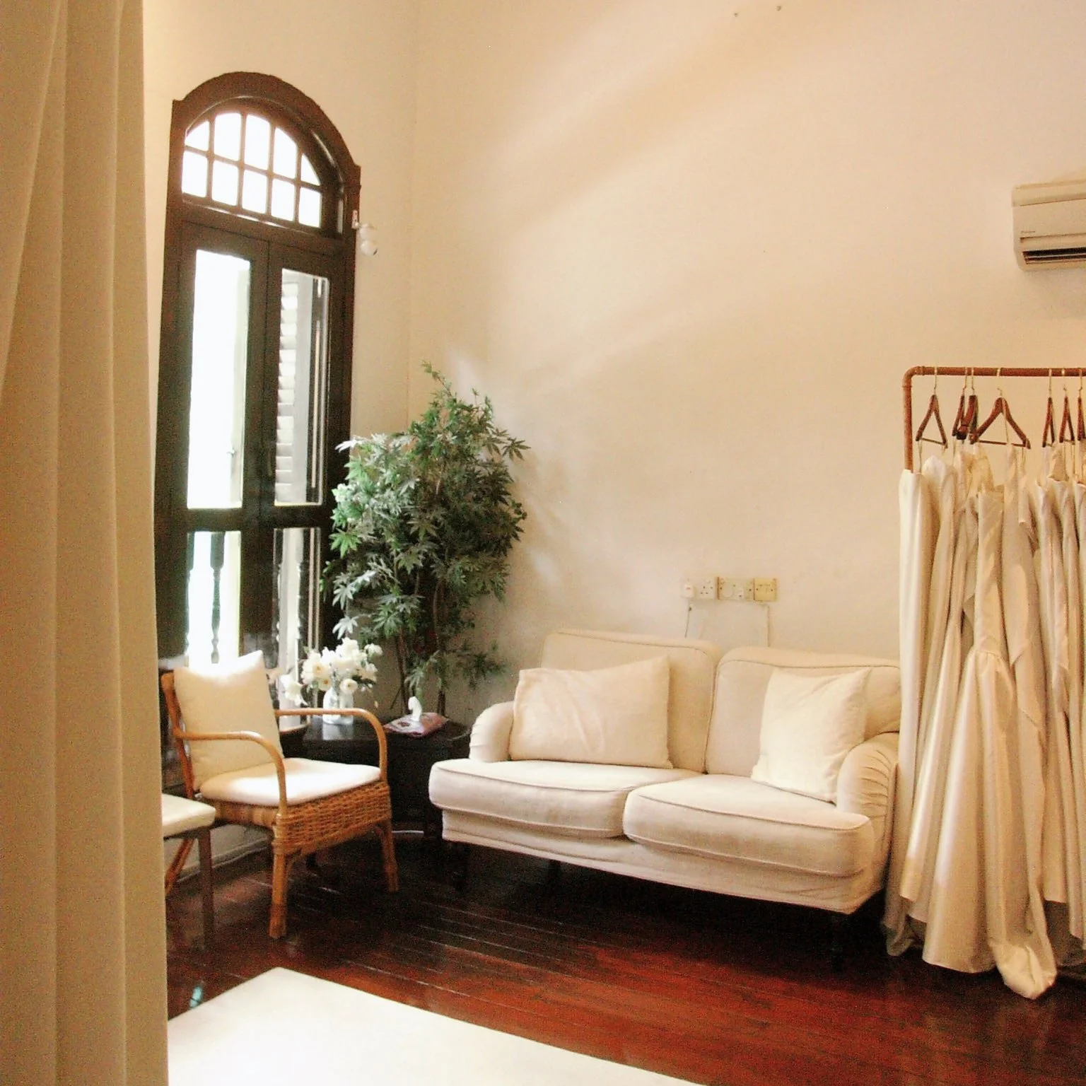 When To Start Dress Shopping For Your Wedding In Singapore?