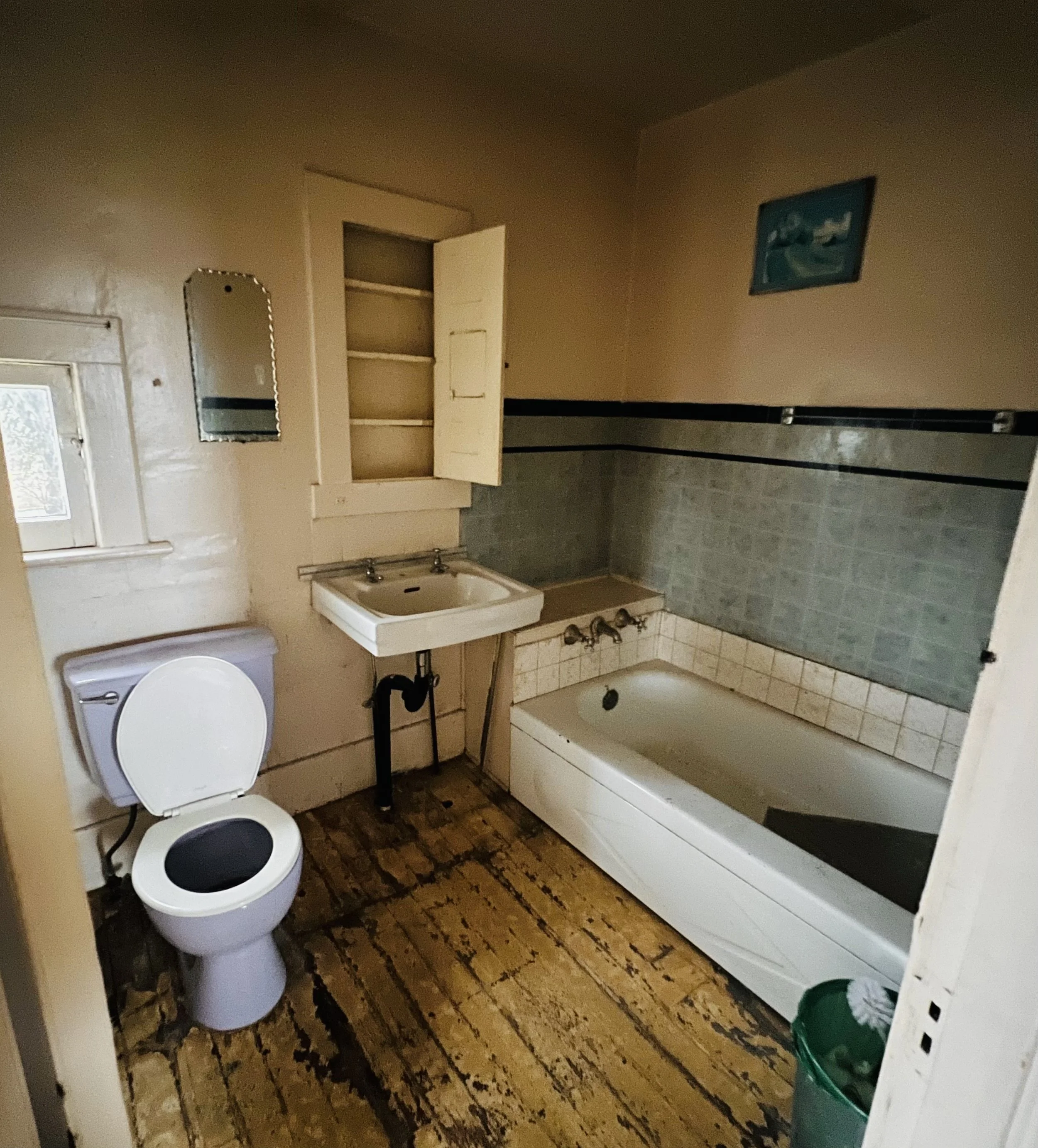 upstaris bathroom.jpeg