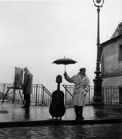 Robert Doisneau, Le violoncelle sous la pluie, 1957.jpg