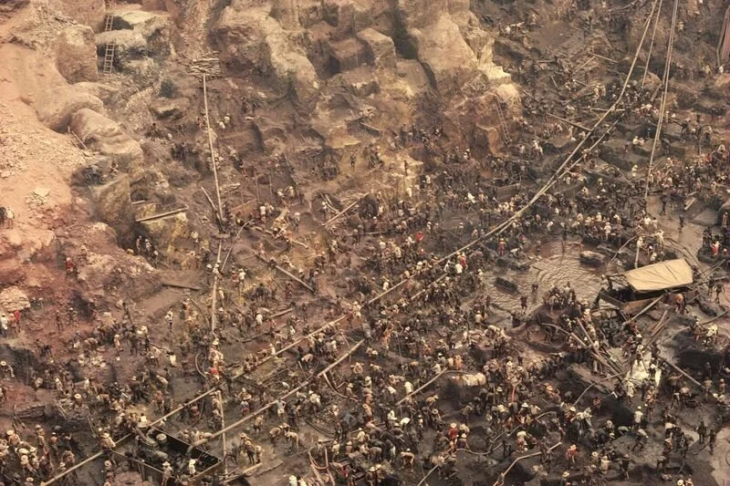  Alfredo Jaar, Gold in the Morning A, lightbox with color transparency, 102 x 153 x 15cm, 1985