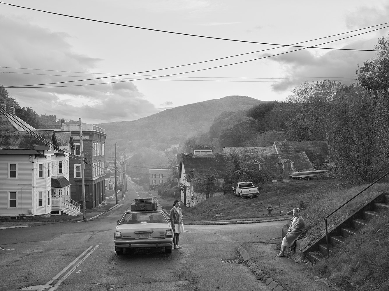 Gregory Crewdson, The Departure, digital pigment print mounted to Dibond, 87,5 x 117 cm, 2021-2022
