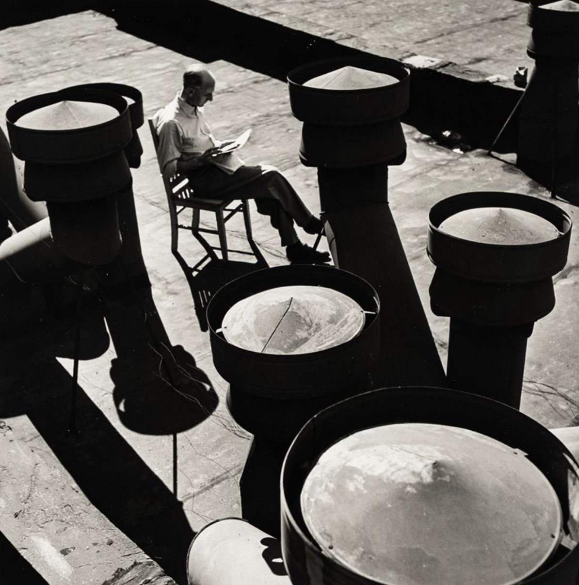 André Kertész, 20 Street west NY - on reading, gelatin silver print, 24,5 x 24,3 cm, 1943.png