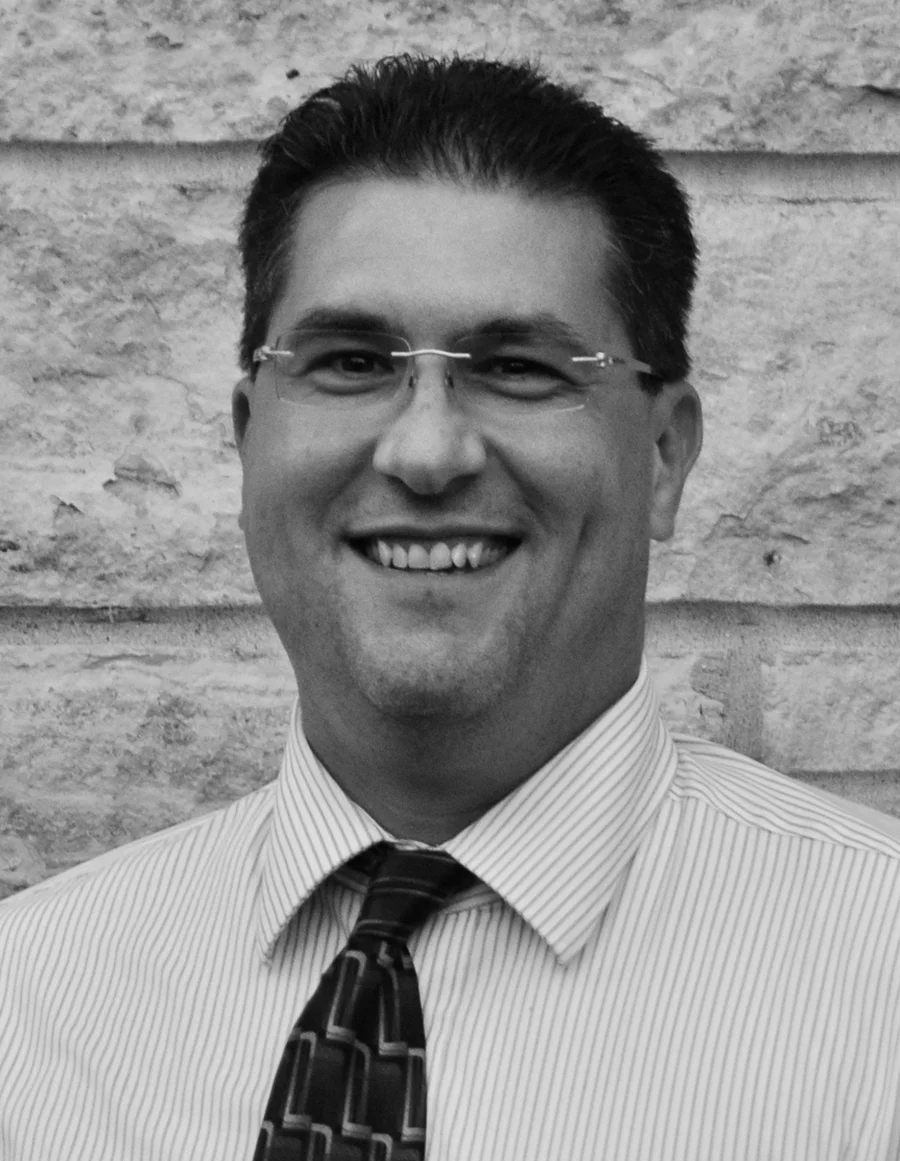 Chris Rowen A former high school a capella choir singer, Chris serves on the Honors Choirs board to ensure the longevity of the organization and promote the arts in southeastern Minnesota. Daughter, Emma, is an Honors Choirs singer, and wife, Suzette, helps with rehearsals. Chris sings in his church choir and serves on the church council. He is also a youth sports coach in Stewartville for soccer, basketball and softball. Chris works as an operations manager at Mayo Clinic.