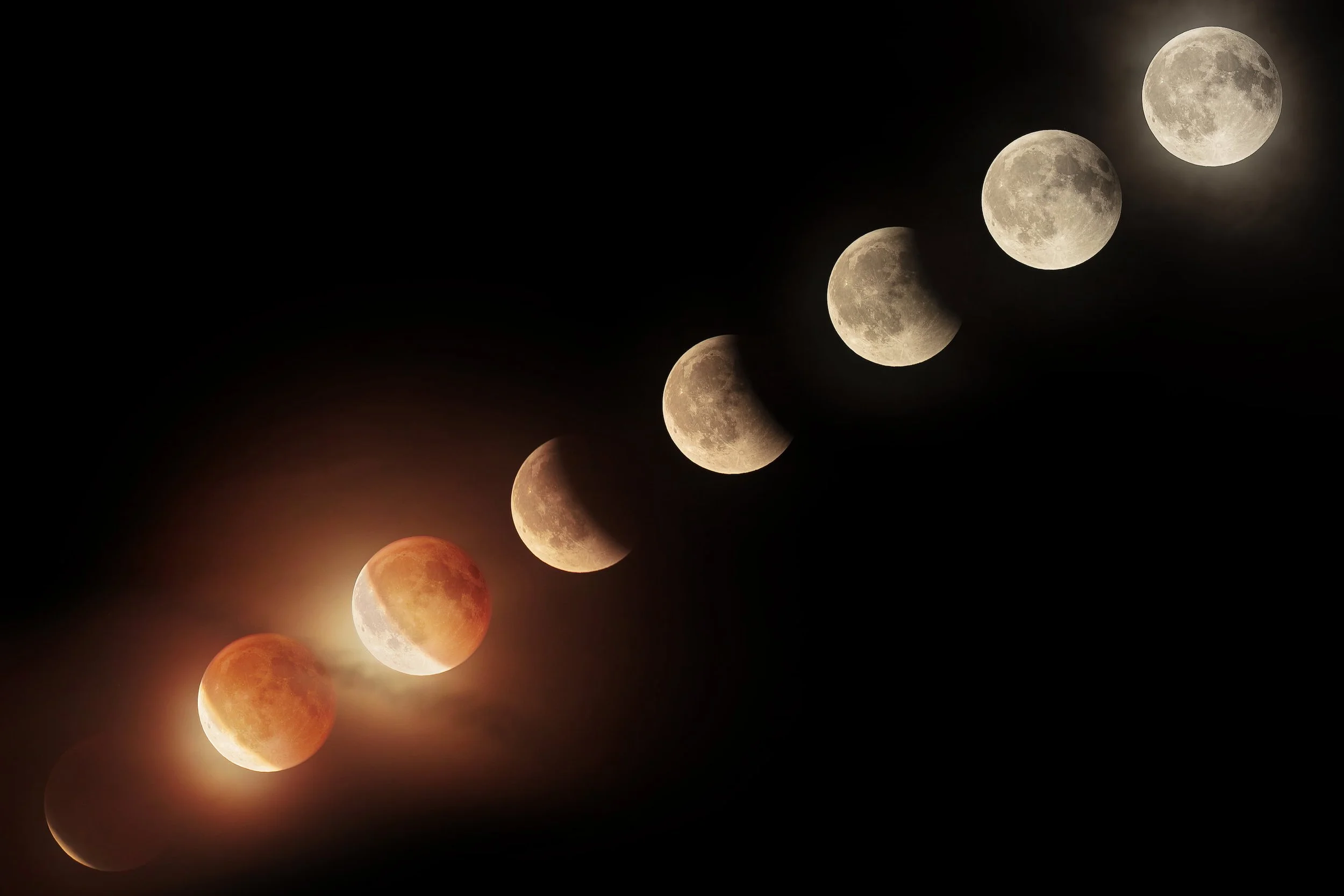 foto luna rossa eclissi 2025