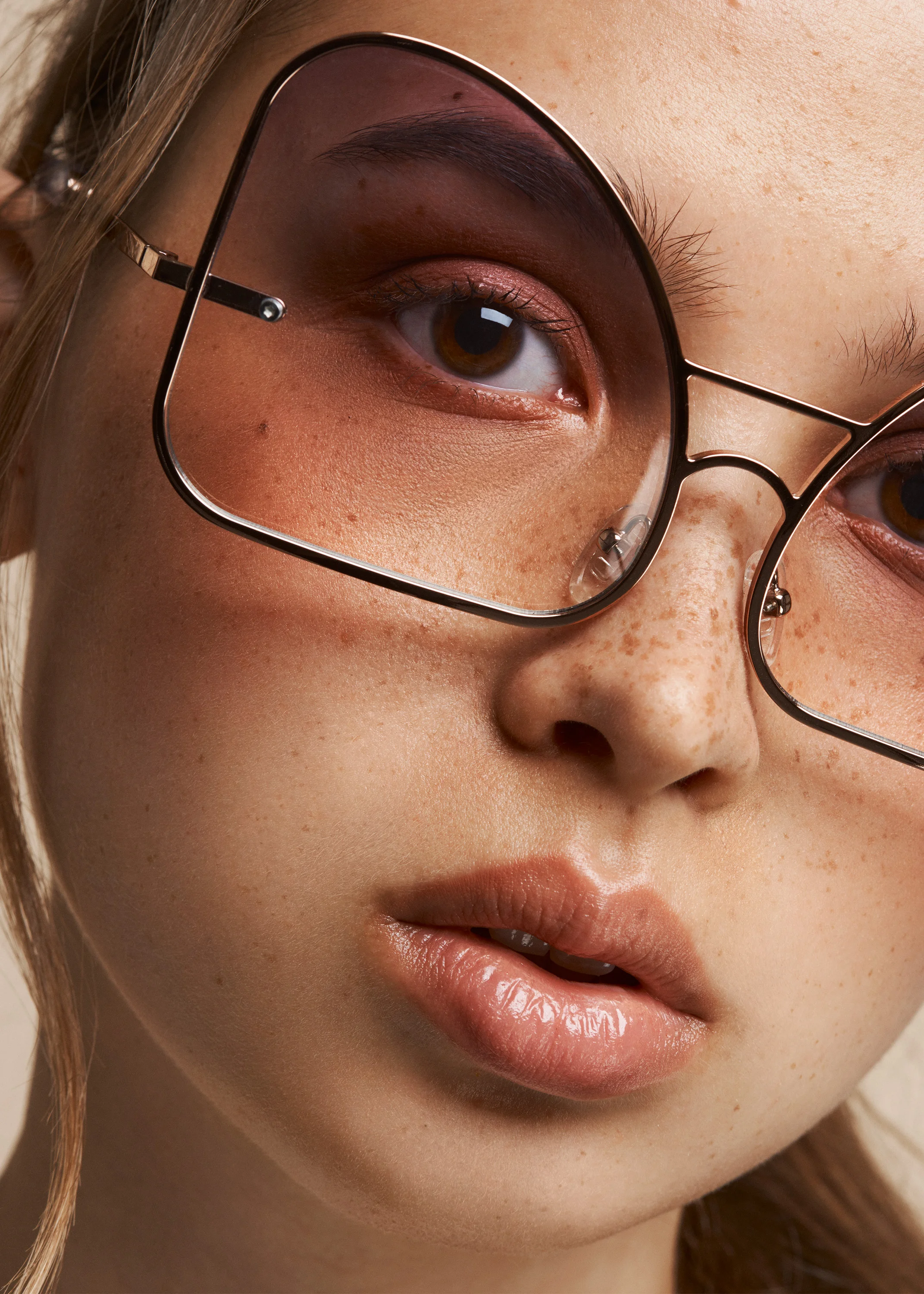 LB_HIGH_CONTENT_SUNGLASSES_55714_F1B.jpg