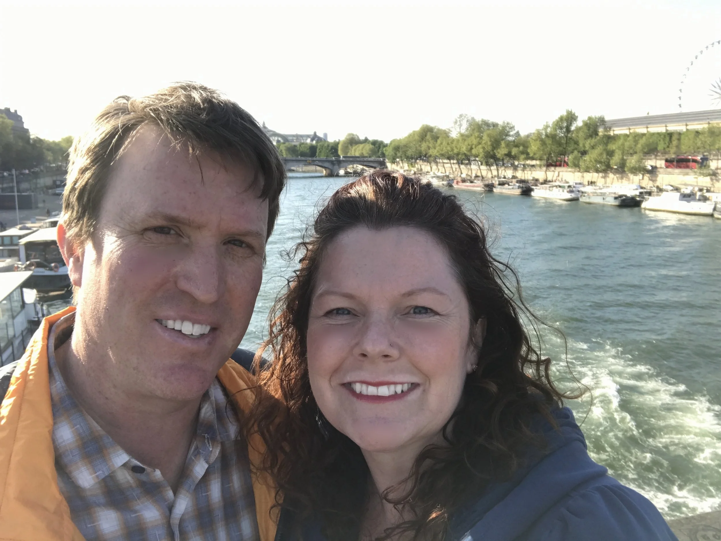 Kurt doesn't like the selfie stick... But how are you going to ask a stranger to take 20 shots till you're (sort of) happy with the pic of you two with the Louvre behind you?