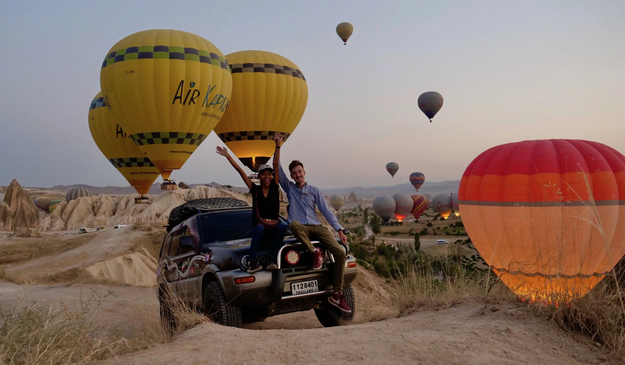 Justin et Bee en Turquie, assis sur leur Nissan Terrano 4x4 lors de leur voyage de Bangkok à Paris