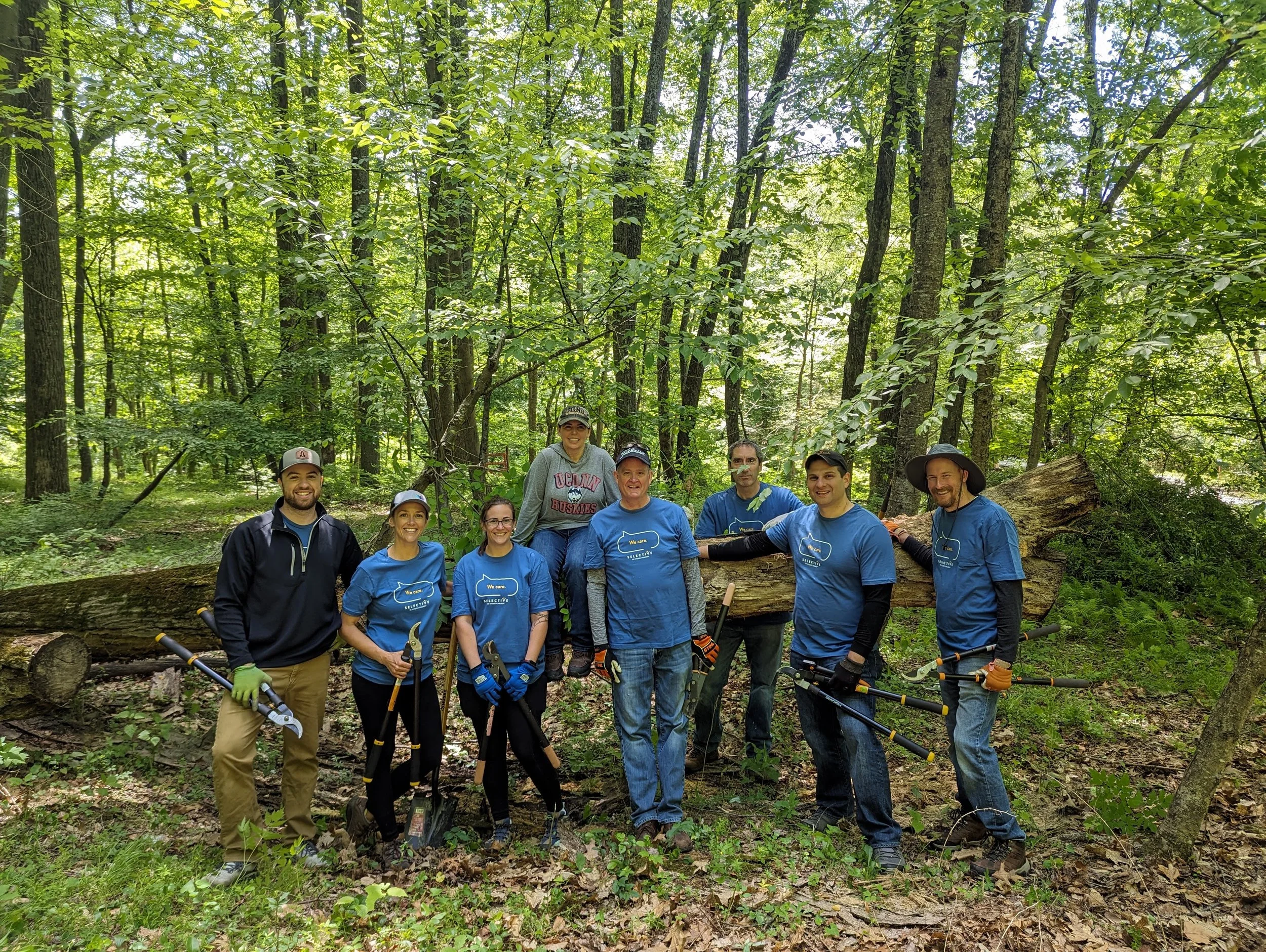 selective insurance corporate volunteer group.jpg