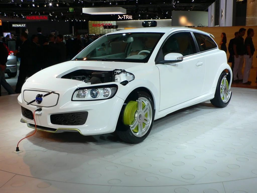 thecarconnection_Front_Cut.jpg
