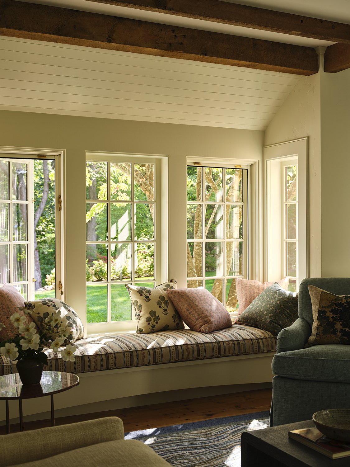 ARCT_20250923_FrankFrances_RAMSA_CapeCod_Living_Room_Detail_001.jpg