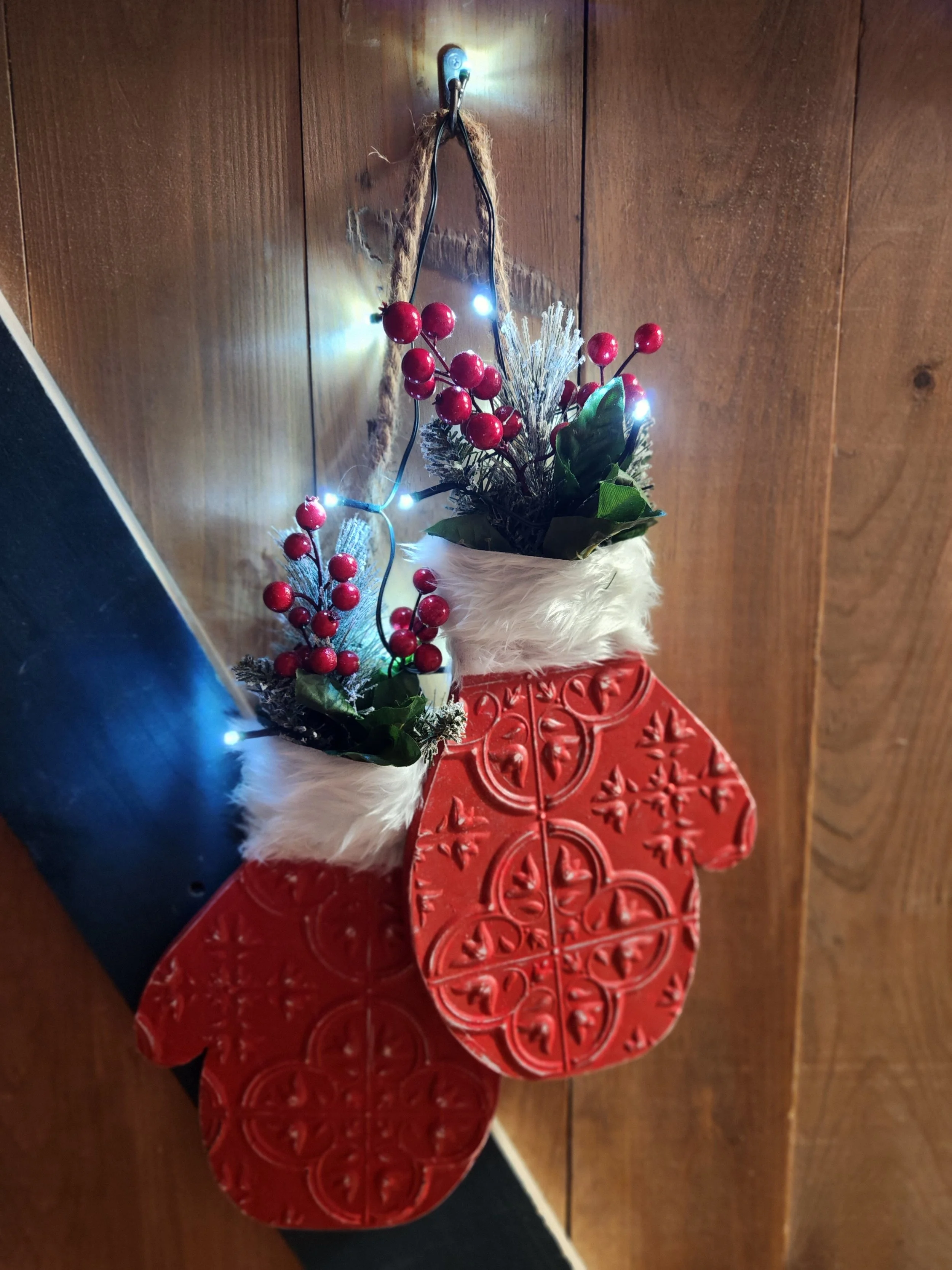 11/16 Lighted Door Hanging Mittens —