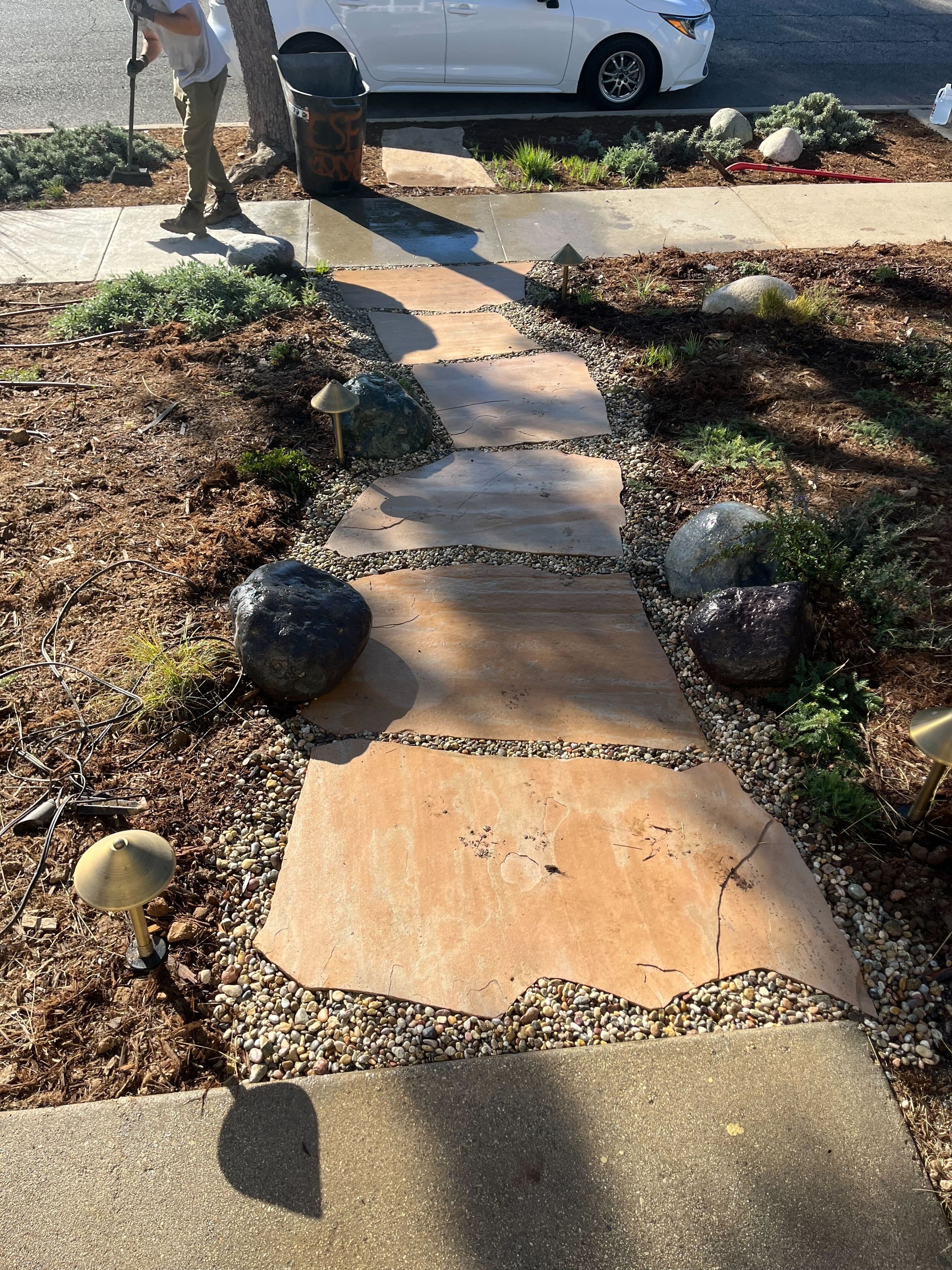 A combination of gravel & flagstone steppers create a permeable and earthy pathway