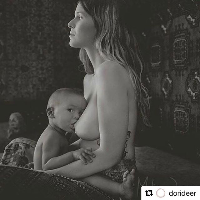 Repost of the ethereal @dorideer master of the art of breastfeeding. Happy breastfeeding week! .
.
.
.
.
#breastfeeding #worldbreastfeedingweek2017 #feedwithlove #breastisbest #pregnancy #thedouladate #doula #birth #postpartum