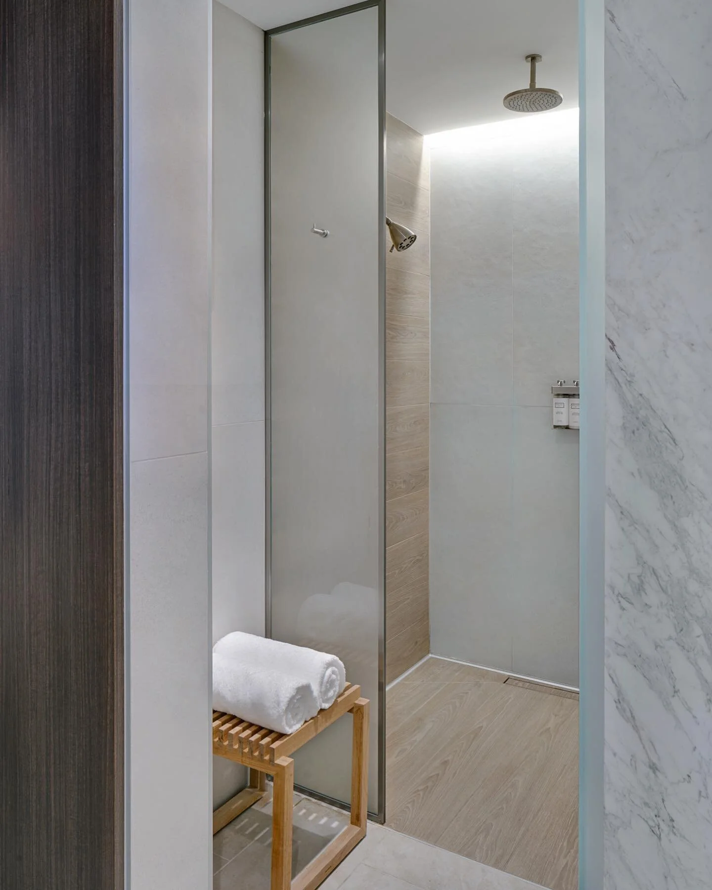 Chicago summer has finally arrived. Remember to stay hydrated, wear sunscreen, take breaks in the shade, and if you&rsquo;re a member of this Chicagoland club, cool off in their new locker room showers. // #architecture #design #club #shower #lockerr
