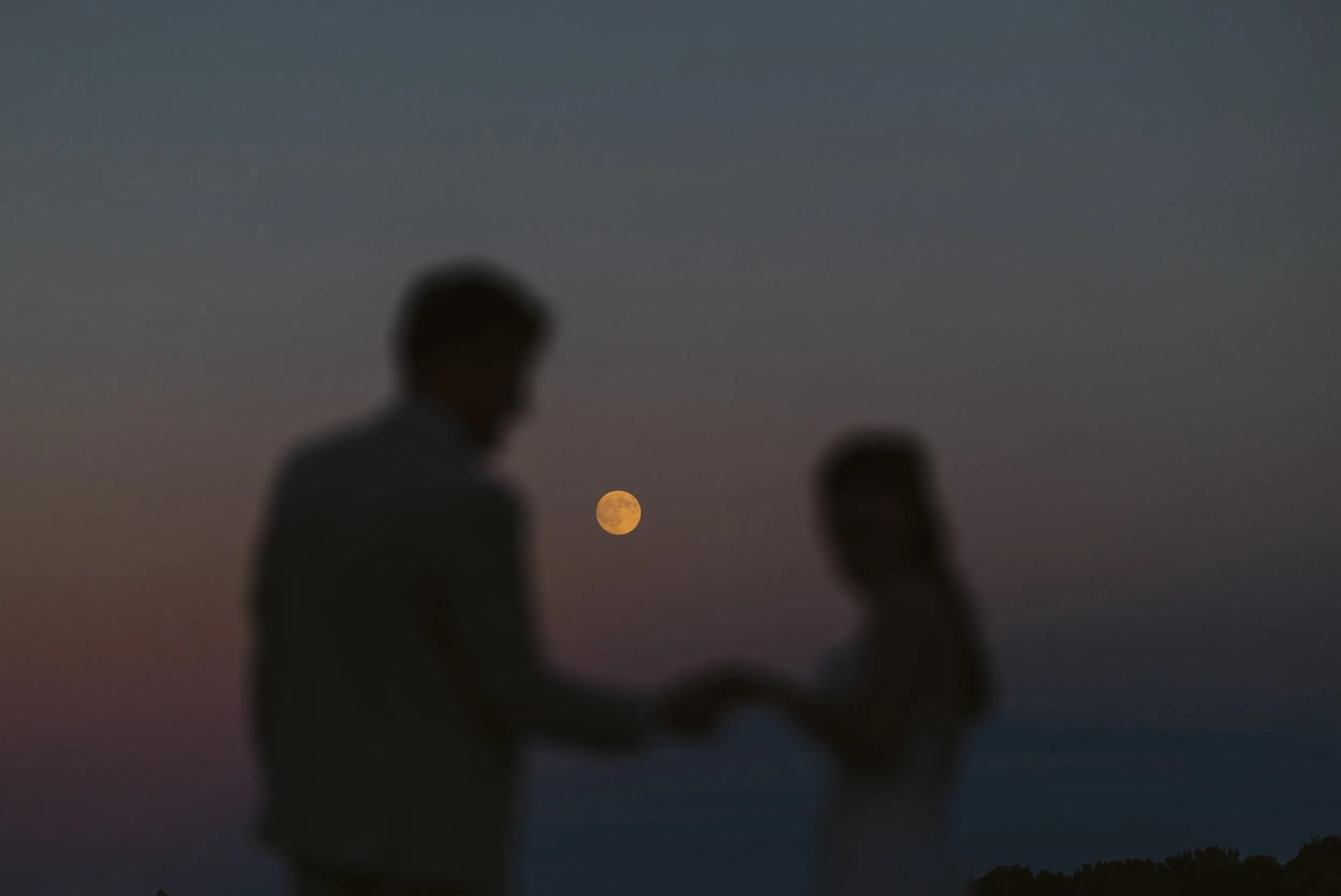 The Harvest Moon made a special appearance for Ally &amp; Charlie 🌕✨