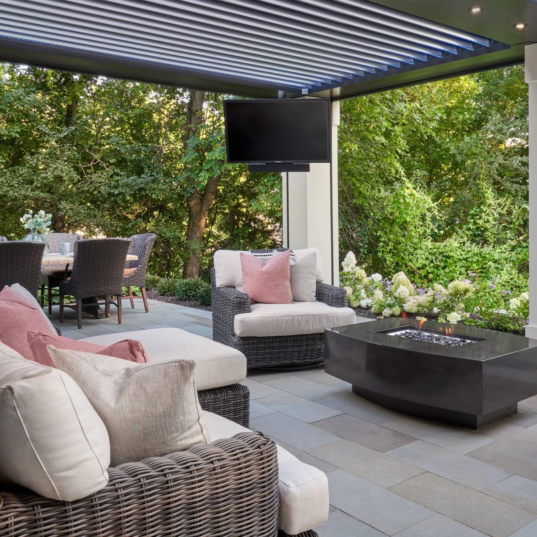 Web_MomsDesignBuild_Riemenschneider_Outside1+1.jpg