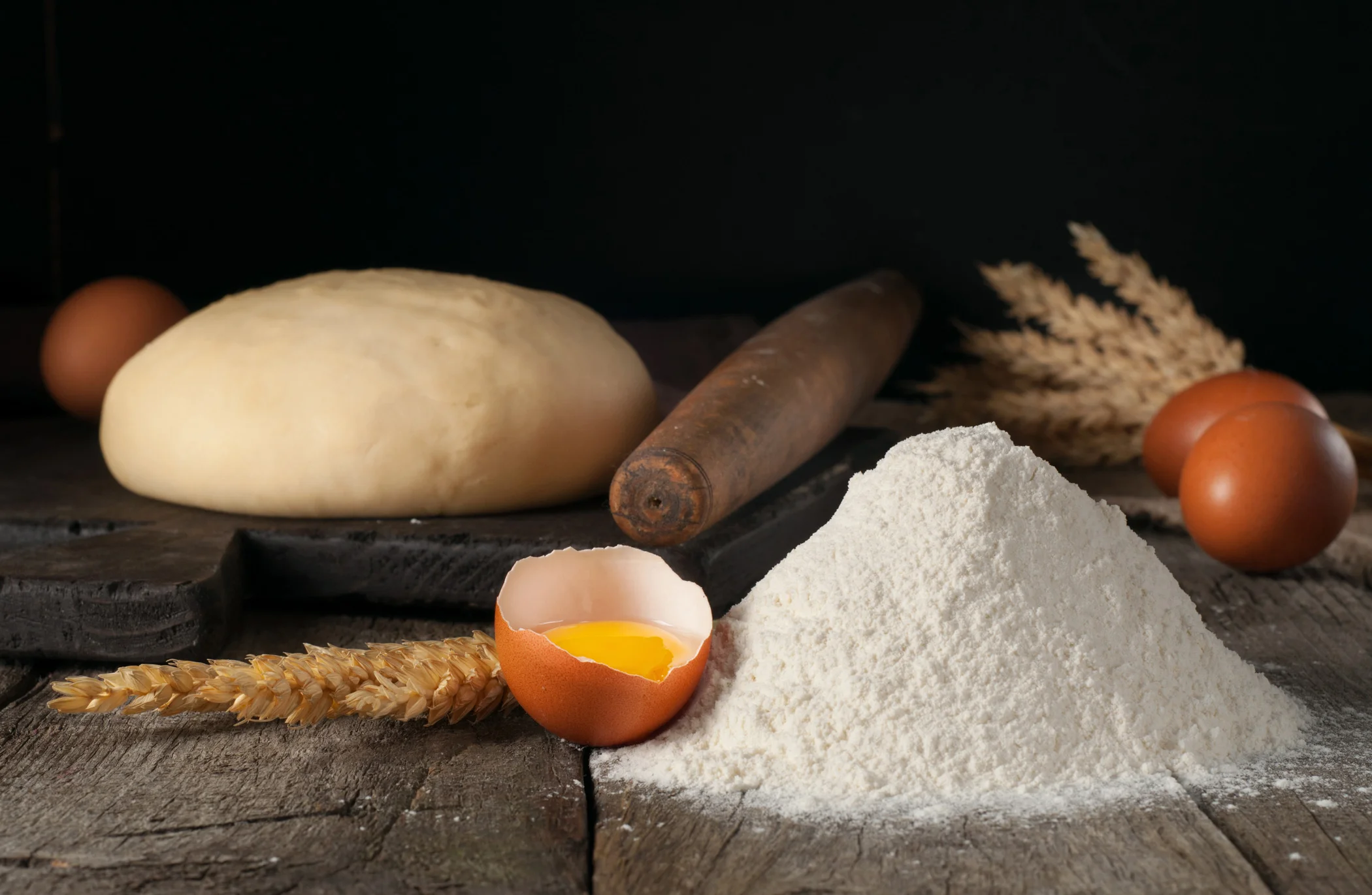 Flourcloseupwithbrokenrawbrowneggs.jpg