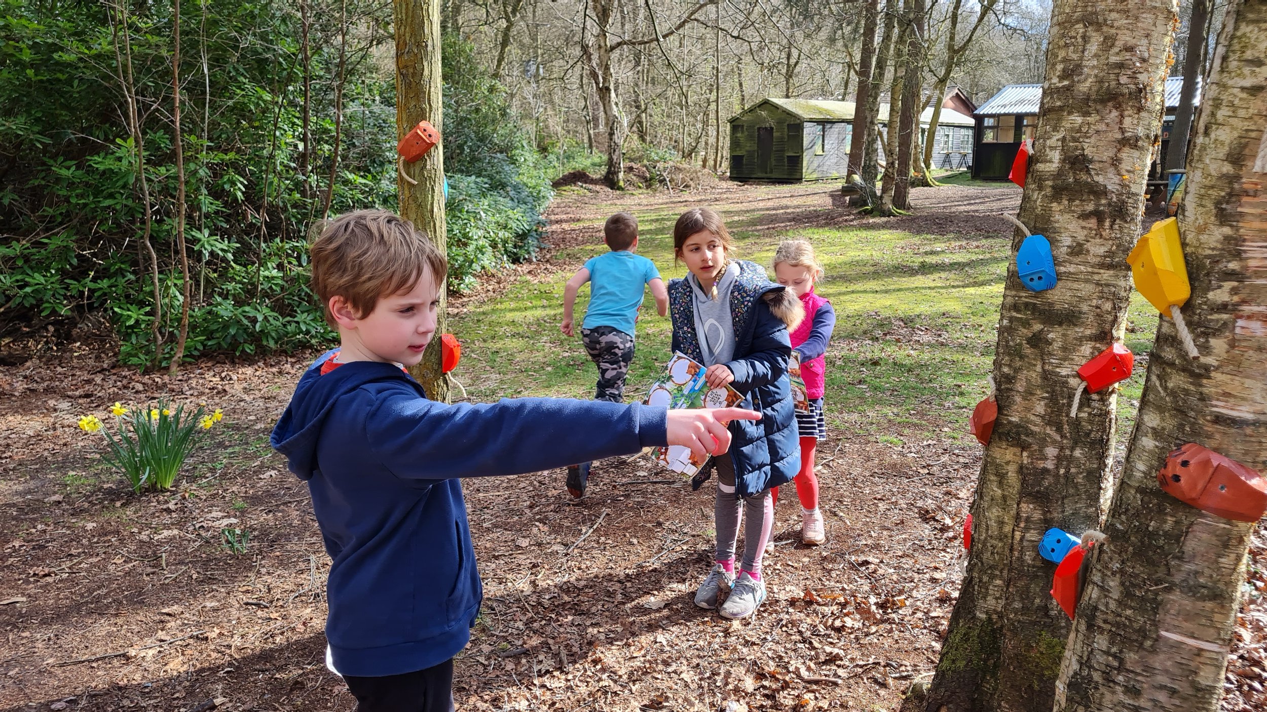 Children discovering wooden mice on the activity trail