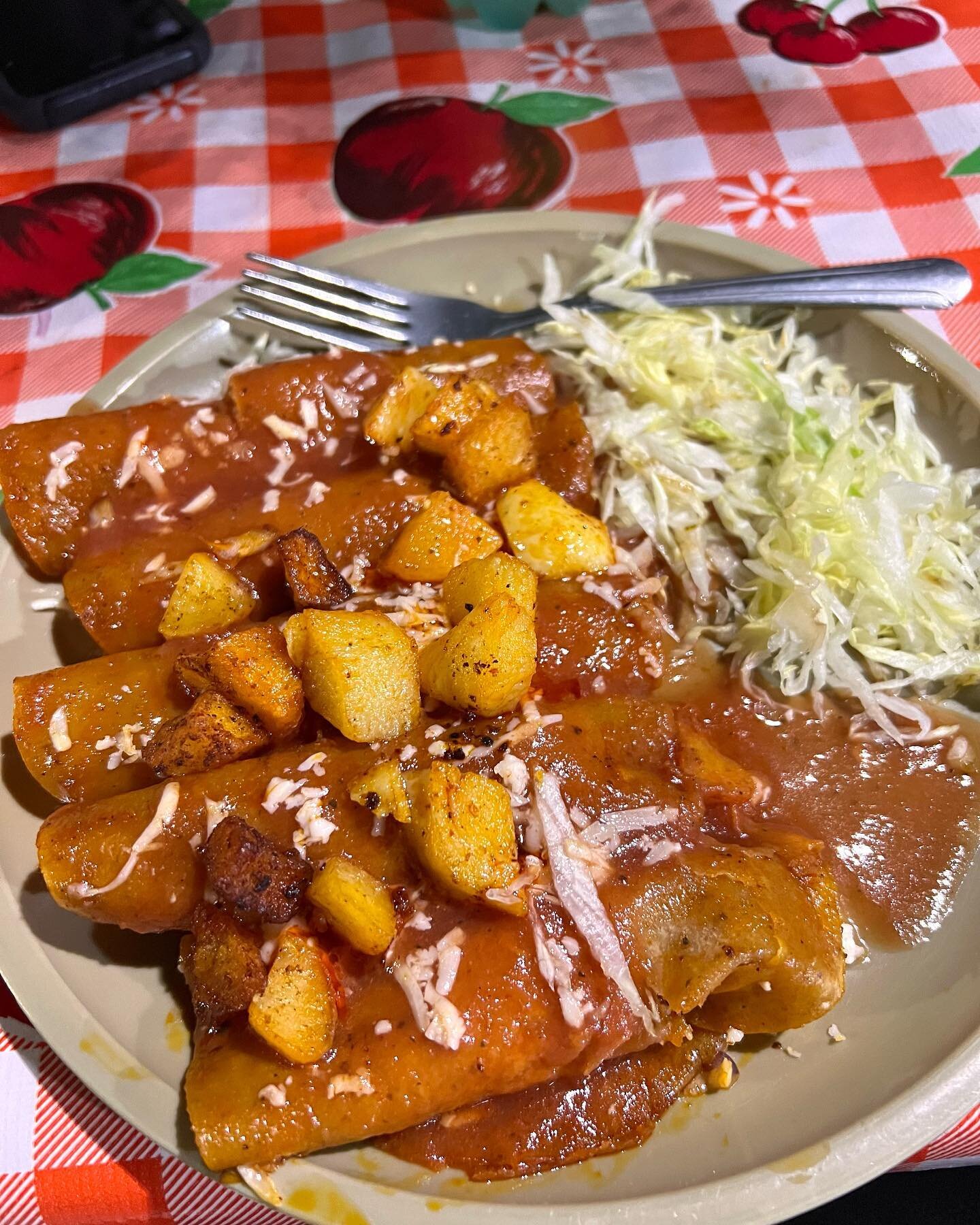 My Top 10 Meals of 2022. What can I say&hellip;food was good to me this year 😋 

⭐️Food Stall (Jalpa, Zacatecas) &ndash; Enchiladas de Papas y Tacos Dorados de Pollo. This was the first dinner we had in Mexcio made by a husband and wife duo outside 