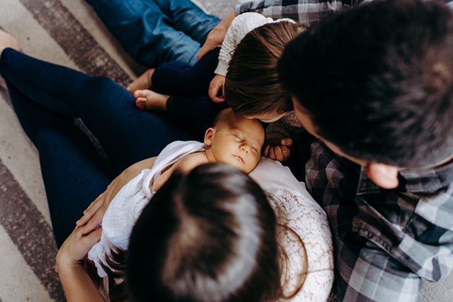 I spy a new addition to this family!  Swooning over this image while I finish the session! .
.
.
.
.
#lifestylephotography #farahreneephotography #lifestylenewborn #familyphotography #familylifestylephotography #doverde #dephotographer #doverdephotog