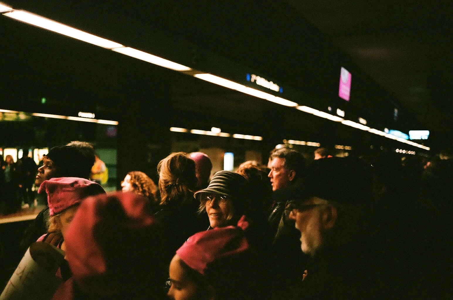 A moment of connection in the rushing throng. (40mm, Portra 400)