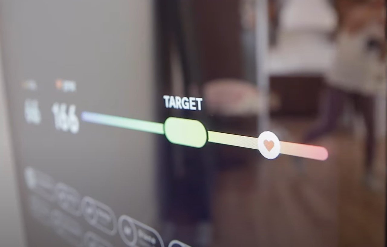 Studio Mirror dapat menampilkan detak jantung bersama dengan detak target Anda per menit