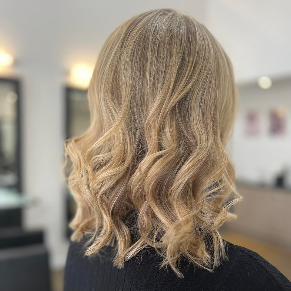 Did you know that adding curls to fine hair can create amazing volume and body?⁣⁣

It&rsquo;s true! With the right styling techniques, you can make the most of your finehair and look gorgeous with curls.⁣⁣

So why not give it a try? With just a few s