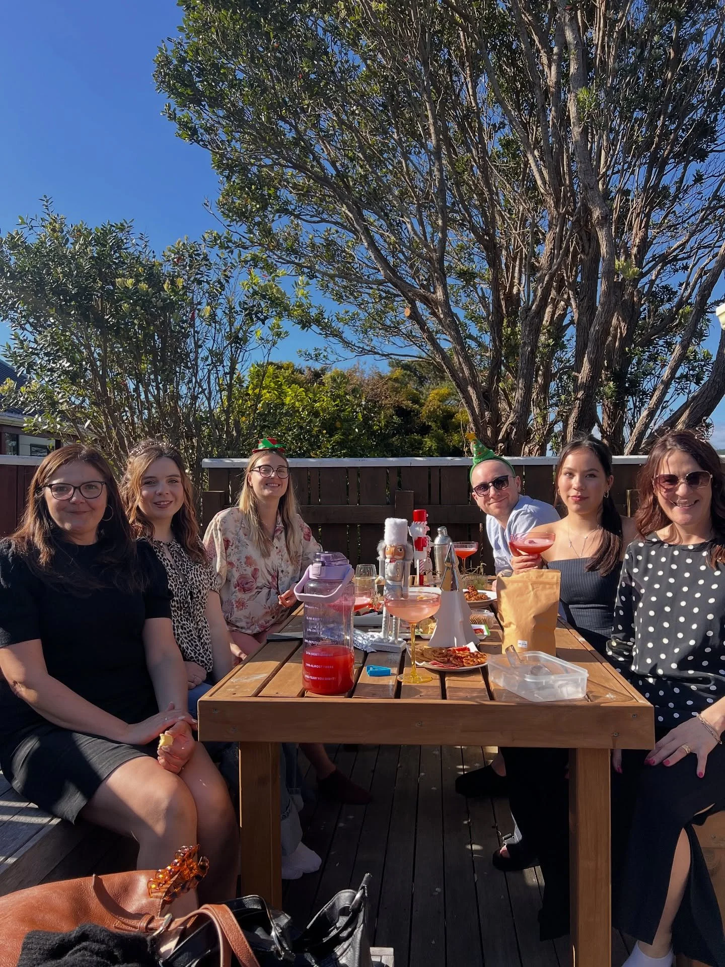 Our Daisy Jake crew kicked off the Christmas celebrations with cocktails, nibbles, and plenty of laughter at Kerris. Then we headed to the Stiletto Studio Cakes in Johnsonville, the queens of custom cakes! 👑🧁

The plan was to design our own cupcake
