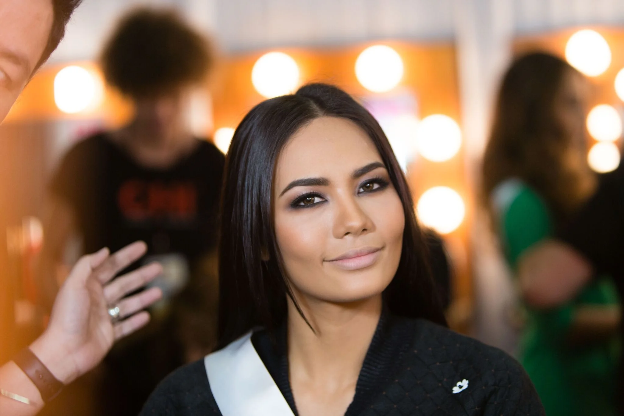 Miss Universe Thailand Chalita Suansane works her smokeys + nude combo.