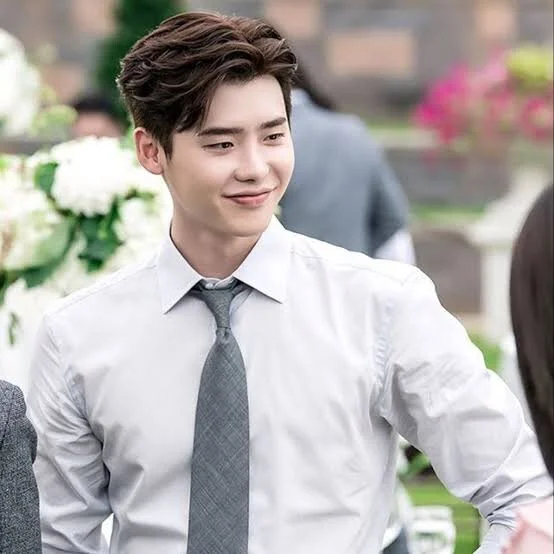 Lee Jong-suk spotted less than 2 months before discharge