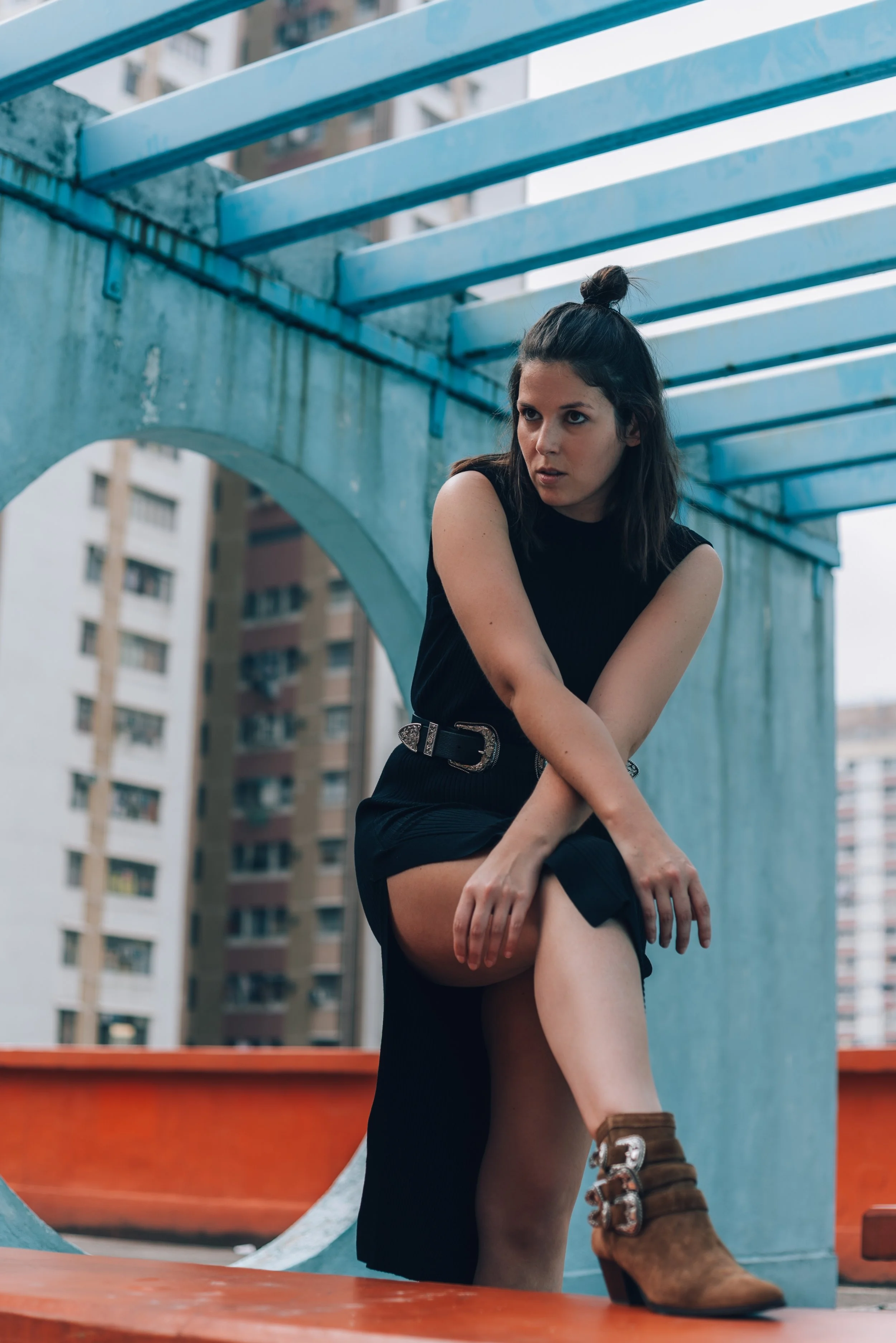 SPLIT DRESS IN DAYTIME: A DETAIL-CENTERED SILHOUETTE